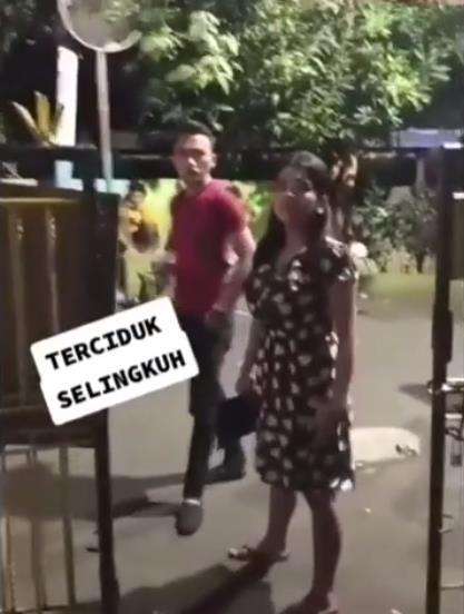 Suami pergoki istri jalan bersama selingkuhan. Suami pergoki istri jalan bersama selingkuhan.