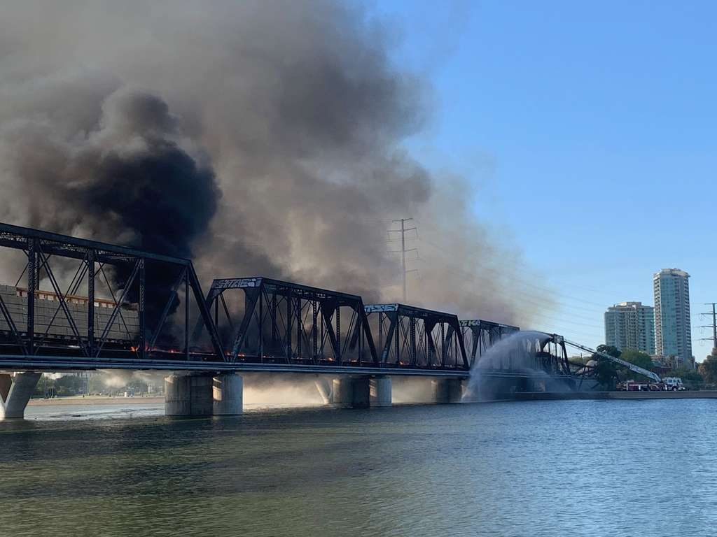 jembatan terbakar