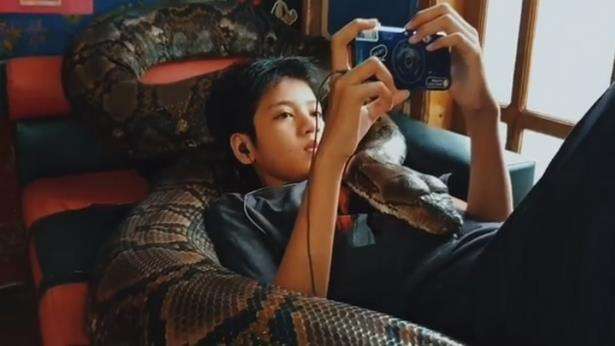 Adik Chalwa Ismah Kamal main game sambi ditemani ular python raksasa.