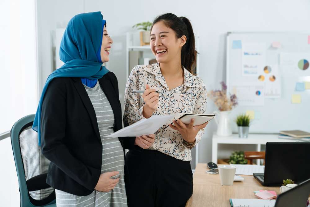 Berdiskusi dengan Teman