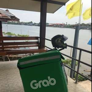 Motor driver ojol ini harus dinaikkan ke perahu