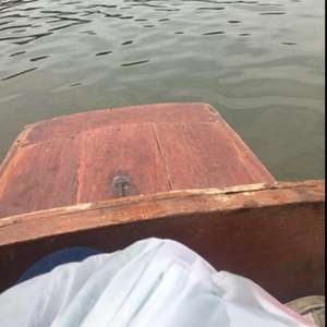 Driver ojol harus lewati sungai