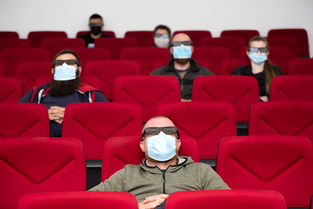 Menonton di bioskop