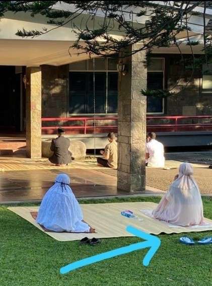 Sandal ibu Iriana