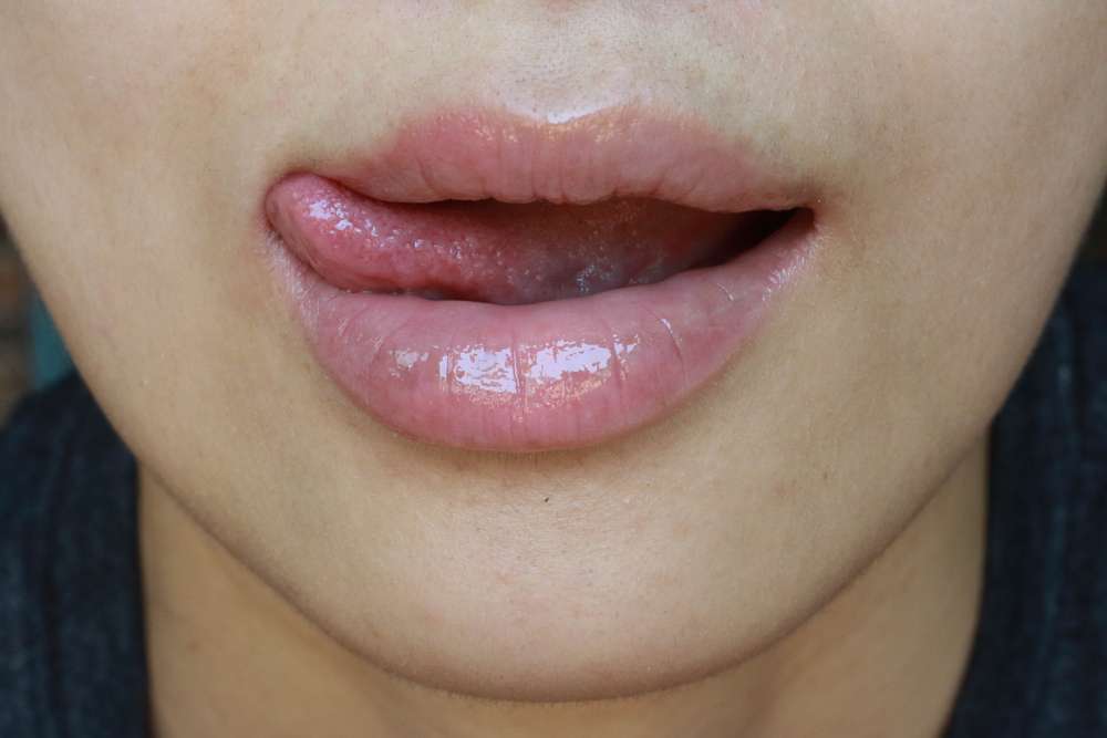 Menjilat Bibir