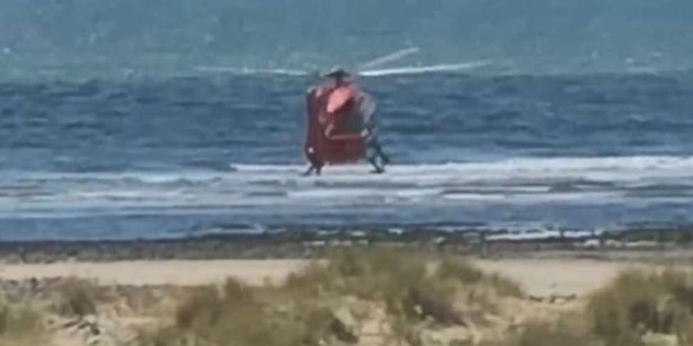 Helikopter menuju ke pantai tempat Steve dan anaknya tenggelam Helikopter menuju ke pantai tempat Steve dan anaknya tenggelam