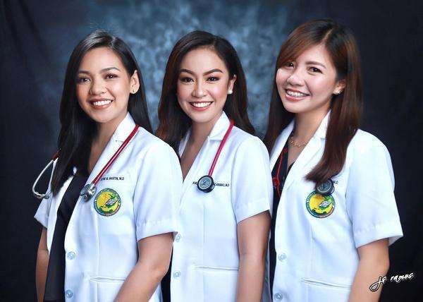 Sembilan tahun lalu mereka bersahabat dan lulus dari SMA yang sama. Sembilan tahun lalu mereka bersahabat dan lulus dari SMA yang sama.