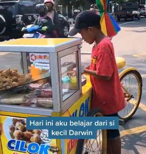 Darwin melayani pembeli ciloknya.