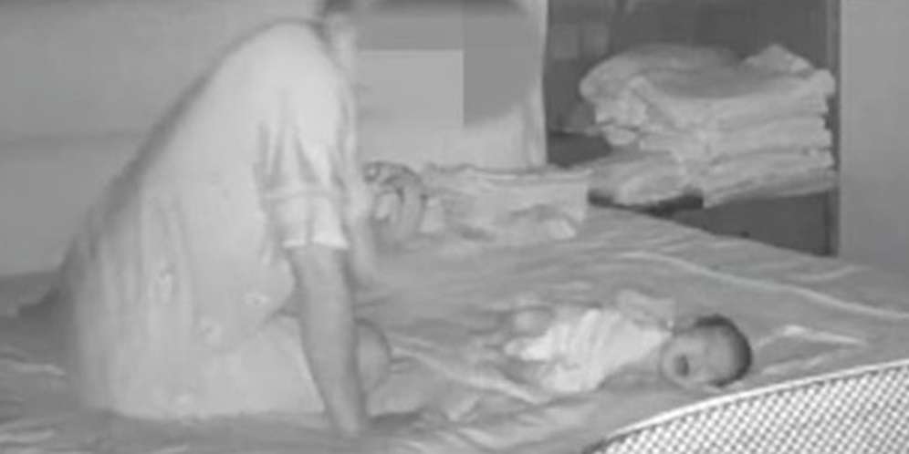 Dini hari bayi Tian menangis dan diperlakukan kasar oleh si pengasuh Dini hari bayi Tian menangis dan diperlakukan kasar oleh si pengasuh