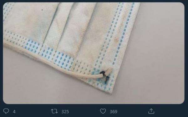 Masker terlihat kotor dan dekil, talinya dijahit dengan benang hitam.