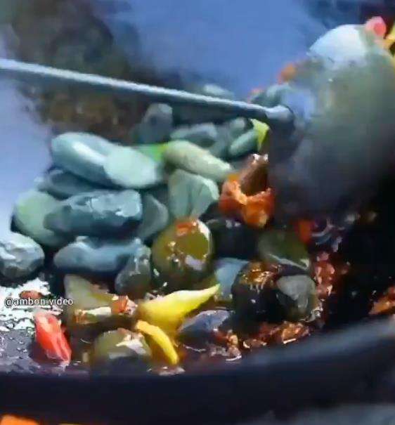 Bumbu ditumis bersama batu kali.