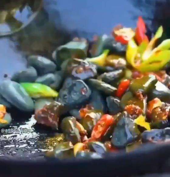 Diaduk merata supaya bumbu meresap pada batu.