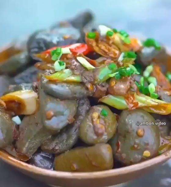 Oseng-oseng batu kali siap disantap.