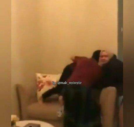 Dia langsung menghajar wanita pelakor itu.
