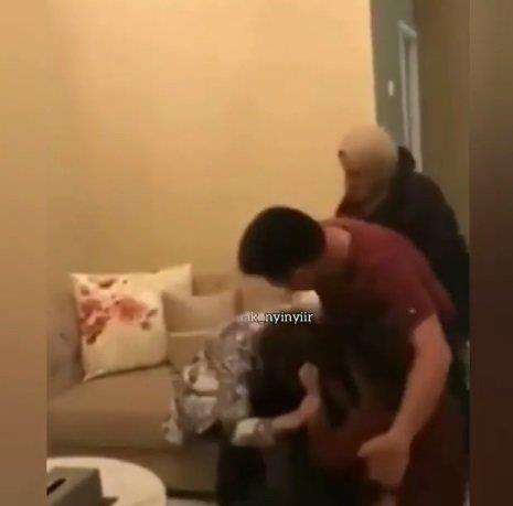 Suami yang berkaos merah berusaha melindungi wanita pelakor itu.