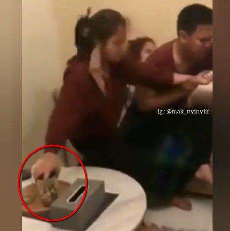 Dia meraih toples dan melemparkannya ke kepala wanita pelakor tersebut.