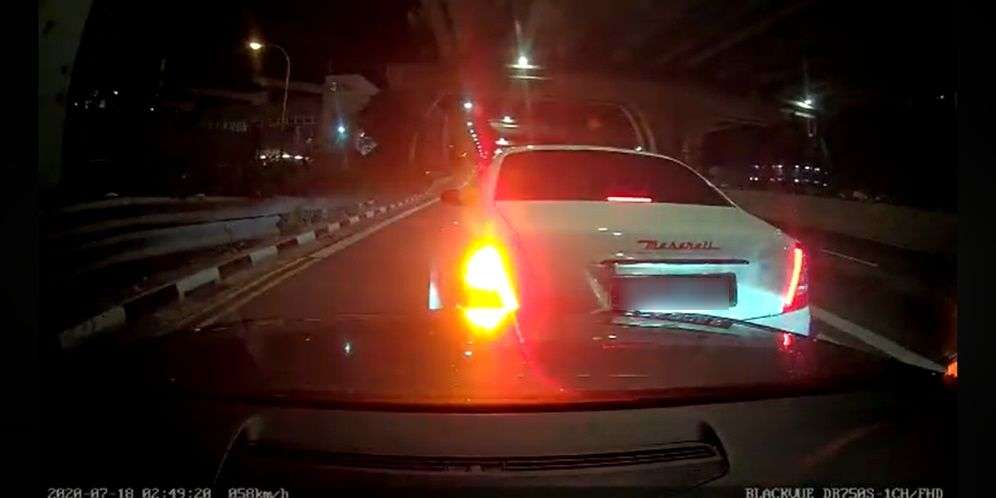 Mobil maserati ini menyalip kendaraan lain lalu mengerem mendadak Mobil maserati ini menyalip kendaraan lain lalu mengerem mendadak