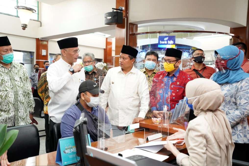 Pendaftar Haji Milenial Sedang Menandatangani Akad Wakalah disaksikan Pimpinan Komisi VIII DPR RI Pendaftar Haji Milenial Sedang Menandatangani Akad Wakalah disaksikan Pimpinan Komisi VIII DPR RI