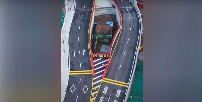 Ilustrasi rumah milik Liang di tengah-tengah jembatan besar
