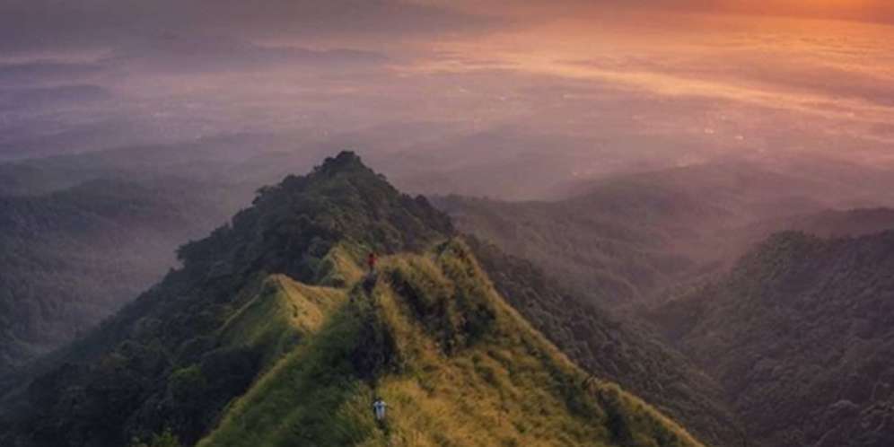 Puncak gunung Piramid