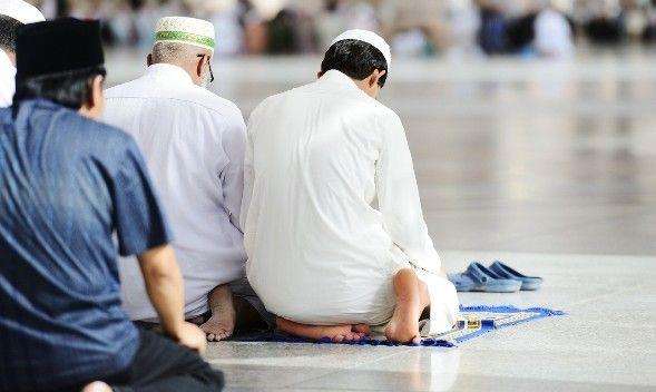 Contoh duduk di antara 2 sujud yang benar sesuai sunnah Rasulullah.