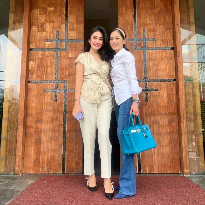 Oline Mendeng dan Bunga Zainal Oline Mendeng dan Bunga Zainal