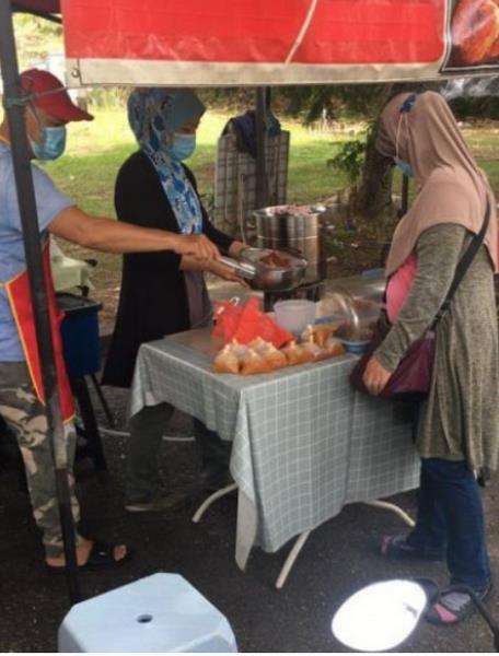 Sejak videonya viral, banyak yang beli nasi bungkus.