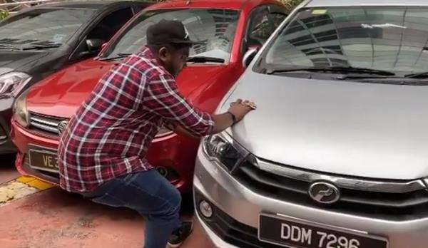 Ternyata cukup ditarik saat ingin mengeluarkan mobil dari parkiran.
