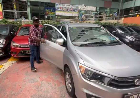 Masuk mobil dan nyalakan mesin.