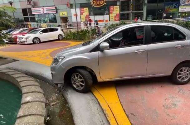 Begini trik parkir di lahan sempit.