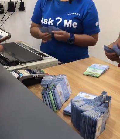 Butuh setengah jam menghitung uang 1 ringgit sebanyak 1.400 lembar.