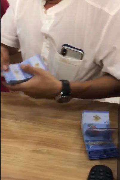 Karyawan sombong itu dibantu manajer toko dan seorang rekannya.