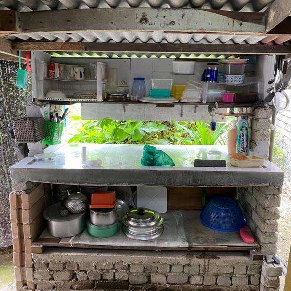 Dapur dan perkakasnya tersusun rapi.