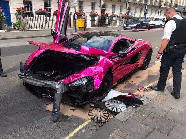 Supercar McLaren 520 ringsek di jalur lambat.