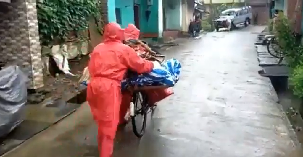 Jenazah diangkut pakai sepeda