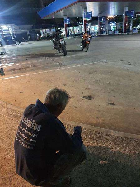 Si kakek duduk termenung di SPBU tengah malam buta.