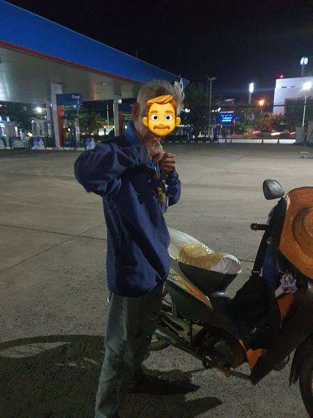 Pergi jauh demi bisa melihat wajah cucu yang meninggal untuk terakhir kali.