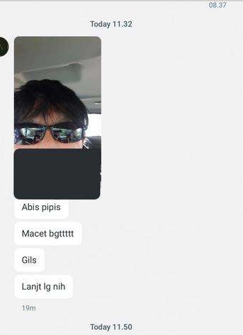 Kata pemuda itu kepada pacarnya yang menunggu dijemput untuk pulang.