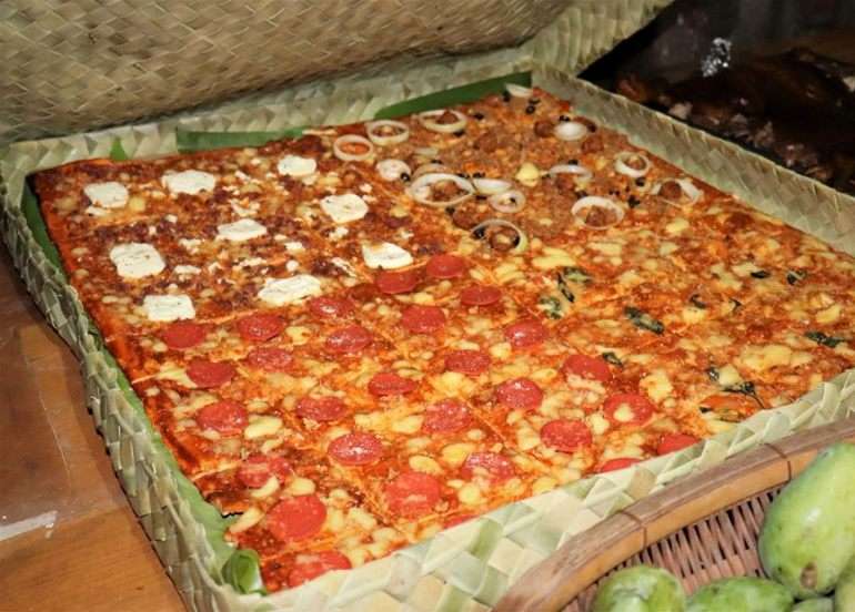 Pizza dengan kotak anyaman