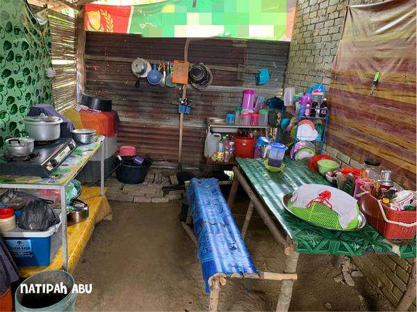 Dapur berlantaikan tanah tapi terjaga kebersihannya.