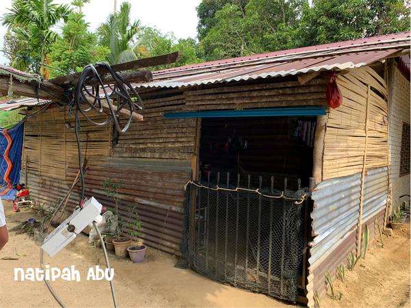 Sudut luar rumah yang terbuat dari dinding bambu dan batu bata seadanya.