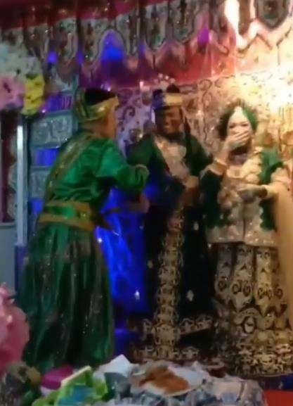 Sampai usir pengantin pria dari pelaminan.