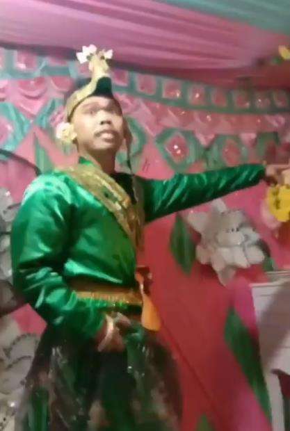 Nekad datang ke  pernikahan mantan dengan baju pengantin.