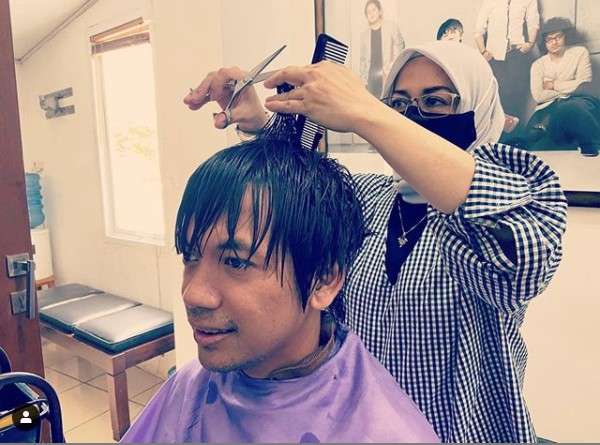 Rian D'Masiv potong rambut