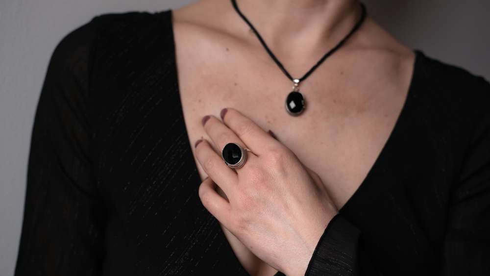 Tips Padu Padan Kalung dan Neckline