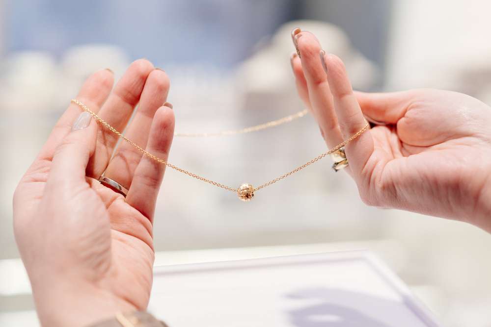 Tips Padu Padan Kalung dan Neckline