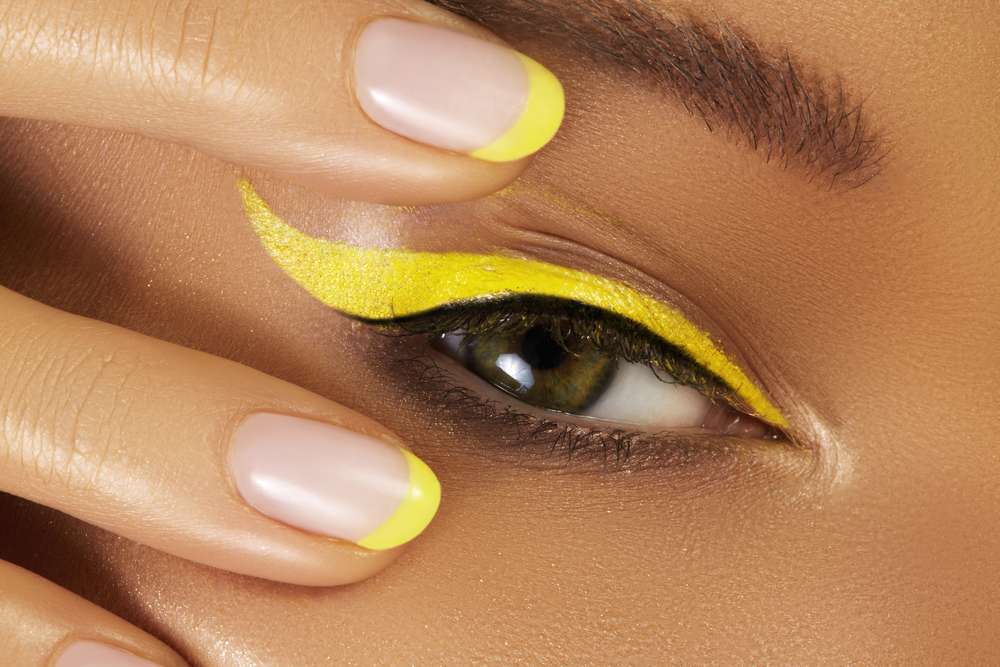 Memakai Neon Eyeliner