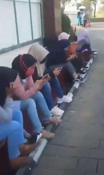 Duduk-duduk menunggu proses perceraian di pengadilan agama.