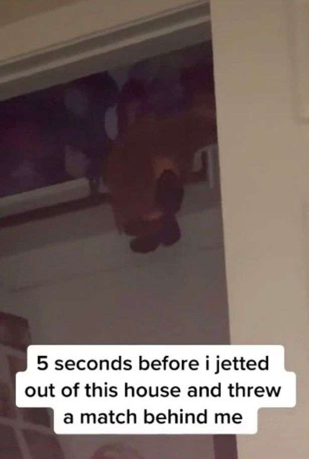 Momen ketika boneka 'berhantu' melipat kaki kirinya