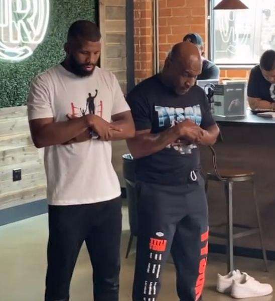 Mike Tyson sholat berjamaah dengan rekan petinju Badou Jack.